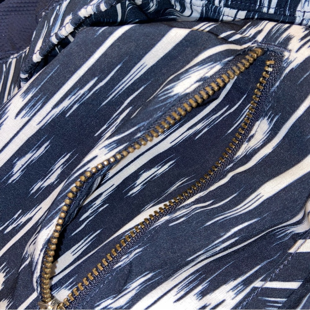 Athleta Large Reflection Stretch-In Performance S… - image 6